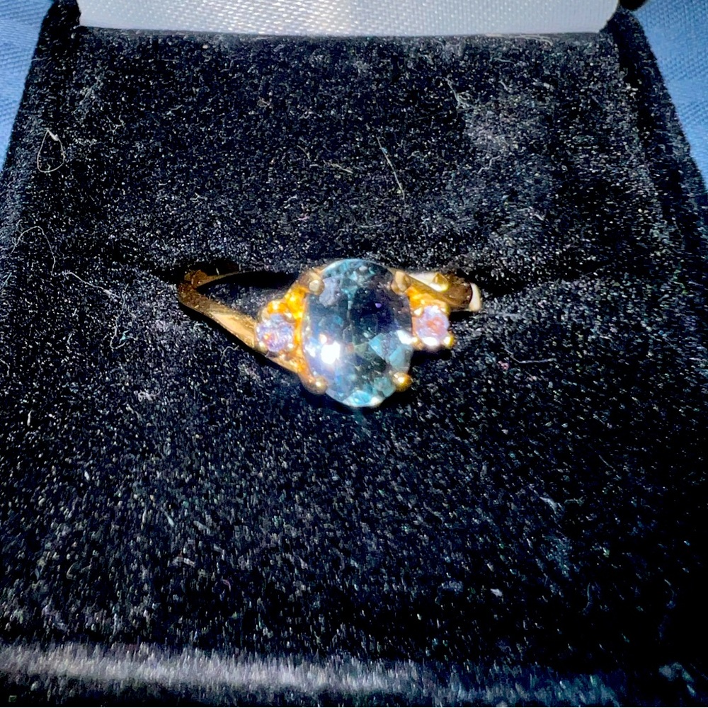1.39ct tanzanite ring with two small diamonds on the side  in 14k gold size 7
